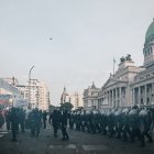 Policías intentan proteger de los manifestantes el Senado argentino, donde se aprobó la esperada ley Bases.