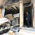 Las fuerzas de seguridad kuwaitíes inspeccionan el edificio residencial después de que se produjera un incendio en el sur de la gobernación de Ahmadi, Kuwait, el 12 de junio de 2024.