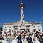 Las parejas de recién casados en una ceremonia tradicional, denominada las "Bodas de "St. Antonio" en la Catedral de Lisboa, en Lisboa.