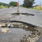 Luego de la inundación del carretero se formaron grandes huecos.