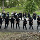 Policías vigilan los alrededores durante un mitin del expresidente Donald Trump este jueves, en Cotrona Park en Nueva York (EE. UU).