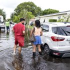 Florida. Personas transitan un barrio inundado en Hallandale Beach.