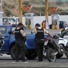 El joven fue asesinado mientras revisaba su carro.