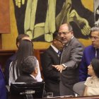 Legislativo. El presidente de la Asamblea, Henry Kronfle, saluda con algunos colegas de varias bancadas en la Asamblea Nacional.