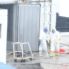 Limpieza. El personal usó ayer erróneamente un gorro quirúrgico desechable al limpiar el contenedor que almacenó muertos sin climatización.