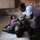 María Crucelina Sánchez (d), "Chilina", mientras atiende a una joven embarazada en la población de Iró (Colombia)