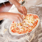 Los primeros registros históricos de un plato similar a la pizza moderna provienen de Pompeya, donde se encontraron evidencias de pan plano horneado con aceite de oliva y cubierto con hierbas, ajo y queso.