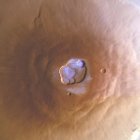 La escarcha del monte Olimpo, sombreada en azul