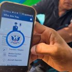 Un migrante muestra la aplicación CBP One de la agencia de Aduanas y Protección Fronteriza de EE. UU.