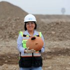 Escena. Una persona halla una vasija en el nuevo aeropuerto de Lima