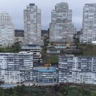 Fotografía aérea que muestra un socavón que afecta al edificio Euromarina 2, este jueves en Reñaca, Viña del Mar (Chile).