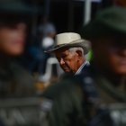 Un hombre camina este jueves en el municipio de Jamundí. Un total de 100 policías llegaron este jueves a reforzar la seguridad local.