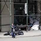 Nueva York. Dos mujeres en un campamento para los sin hogar.