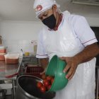 Labores. Una persona cumple su jornada laboral en un buen ambiente.