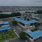 Alrededores. Cerca del Centro Forense Guayaquil está el Mercado Portete, supermercado de comida, el estero Salado, conjuntos habitacionales e industrias.