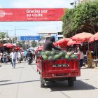 Frontera. Perú exporta frutas y vegetales a Ecuador. Por ejemplo, le vende sandías, limones y cebollas. En el puente que hay entre los dos países se ve el cruce de alimentos.