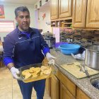 Franklin Curicho vende el ‘levanta muerto’ en la ‘ciudad del pecado’. Los extranjeros se enamoran de este plato típico ecuatoriano.