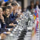 El presidente de Ucrania, Volodímir Zelenski (c), durante la ceremonia de apertura de la cumbre internacional.