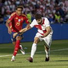 Lamine Yamal intenta escapar de la marca de Josko Gvardiol.