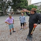Organización. Roberto Coello, Mauro Vásquez y Pablo Barrezueta se organizan junto con otros vecinos para mejorar algunas zonas de Lomas de Urdesa.