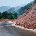 Un derrumbe en el sector Zuñac, en Morona Santiago, provocó el cierre de la vía, tras las fuertes lluvias.