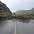 En la vía Pifo - Papallacta hay rocas, lodo y maleza.
