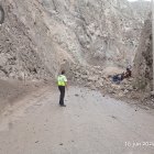 Un deslizamiento de gran magnitud obstaculiza el paso en el kilómetro 80 de la vía Cuenca- Girón- Pasaje.