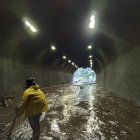 El Municipio de Baños restringió el ingreso a la ciudad debido a la presencia de agua, lodo y rocas en varias calles.