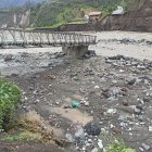 El puente en Palitahua, en Chimborazo, cedió con la fuerza del rií. Decenas de emprendimientos turísticos alojados en su riveras en el cantón Penipe se ven afectados.