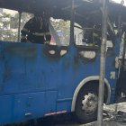 El fuego consumió la cabina y algunos asientos del bus, cuando circulaba por la avenida Colón.