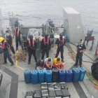 La Armada del Ecuador detuvo a tres personas que transportaban 40 bultos de droga a 258 millas náuticas de la isla SanCristóbal, en Galápagos.
