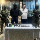 Fue aprehendido en una finca, donde presuntamente se escondía y desde donde operaba.