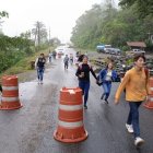 Debido al cierre los usuarios de la vía Alóag- Santo Domingo tuvieron que caminar.