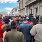 Simpatizantes del alcalde Tinajero se apostaron en las afueras del despacho de la Vicealcaldesa.