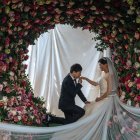 Pekín. Una pareja contrae matrimonio, en un país donde este tipo de uniones vive una baja notoria.