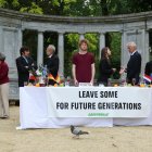 Un grupo de activistas coordinados por la organización Greenpeace recrearon este lunes en Bruselas la pintura de "La última cena" de Leonardo da Vinci para pedir políticas climáticas más ambiciosas a los líderes de la Unión Europea.