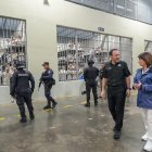 La ministra de seguridad de Argentina Patricia Bullrich y el ministro de justicia de El Salvador Gustavo Villatoro, en la visita al Centro de Confinamiento del Terrorismo (Cecot), en Tecoluca (El Salvador).