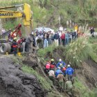 Las tareas de búsqueda de personas atrapadas en los deslizamientos de tierra continúan.