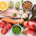 La niacina es una vitamina hidrosoluble que forma parte del complejo de vitaminas B.