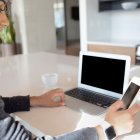 Una computadora adecuada, acceso a internet, software necesario y periféricos son esenciales para el teletrabajo seguro y efectivo.