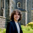 Daniel Honciuc Menéndez es quiteño, se graduó de bachiller a los 12 años en la Academia Cotopaxi.