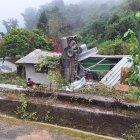Estado en el que quedó el vehículo incrustado en la vivienda.