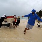 Acapulco. Pescadores de este puerto mexicano se preparan para el temporal que anuncian las autoridades.