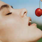 Las cerezas contienen melatonina, una hormona que regula el ciclo del sueño.