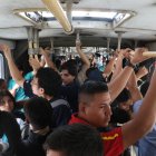 Realidad. En las denominadas horas pico, decenas de usuarios utilizan los articulados o alimentadores del sistema. Van llenos en algunas rutas, mientras que hay sectores donde aún no se retoman las rutas alimentadoras.