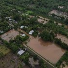 Fotografía aérea donde se observa una zona inundada por el desborde de un río, este martes 18 de junio en Metalío, El Salvador.