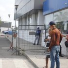 Morgue. Familiares de los cuerpos que yacen en la entidad forense acuden sin elementos de bioseguridad.