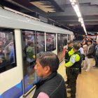 Aglomeración, filas y demora reportaron los usuarios del Metro de Quito en la mañana de este 19 de junio de 2024.
