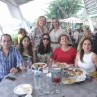 Norka Esparza, María del Mar Proaño, Marcos y Valeria Ribadeneira, Jessica de Ribadeneira, Margarita Salmón y Roxana Ribadeneira.