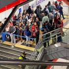 Los pasajeros fueron impedidos de ingresar a los andenes para abordar un tren del Metro de Quito, durante el percance de este 19 de junio.